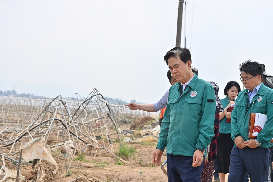 ▲ 김태흠 충남도지사가 지난달 30일 농경지 침수로 피해를 입은 현장을 찾아 피해 지원 등의 대책을 지시했다.ⓒ충남도