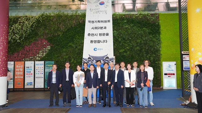▲ 국정기획위원회 사회2분과가 6일 춘천 지역의 문화·환경·교육 분야 주요 정책 현장을 둘러봤다. ⓒ춘천시