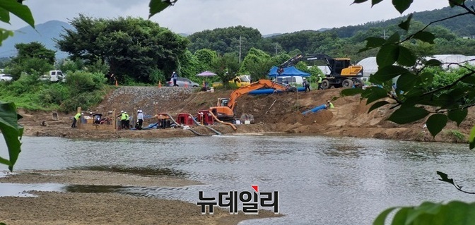 ▲ 폭염 속에 충북 증평지역 단수로 인해 이틀 째 수돗물을 사용하지 못하고 있는 가운데 자영업자들은 영업을 하지 못하고 있으며 화장실도 사용하지 못하는 등 큰 불편을 겪고 있다. 사진은 6일 오전 충북 증평군 도안면 화성6리 화성보 수먄 아래 지하에 묻혀 있는 송수관로가 파손돼 한국수자원공사와 증평군이 굴착기를 긴급 투입해 송수관로 보수 공사를 하고 있다.ⓒ양승갑 기자