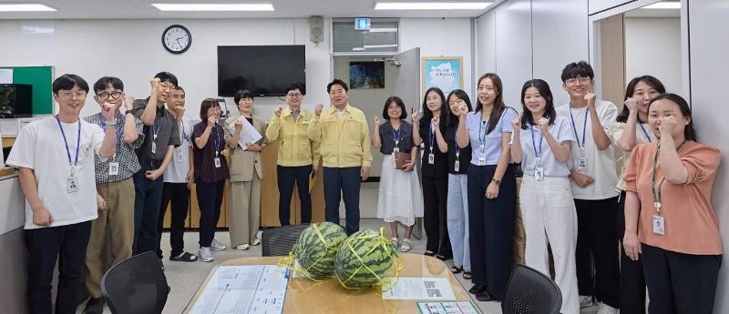 ▲ 오세현 아산시장이 최근 수해 복구에 휴일도 반납한채 수고한 공무원들을 격려하고 있다.ⓒ아산시
