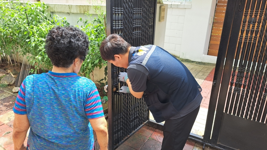 ▲ 척척세종 생활민원기동처리반이 최근  민원 신고를 받고 출동해 장금 장치를 수리하고 있다.ⓒ세종시