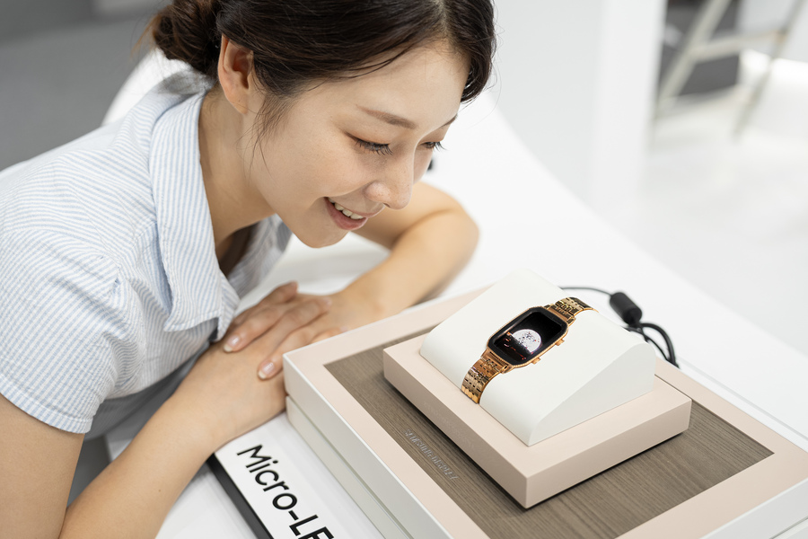 ▲ 삼성디스플레이가 'K-디스플레이 2025'에서 최초 공개한 6,000니트 밝기의 스마트워치용 마이크로 LED 제품ⓒ삼성디스플레이