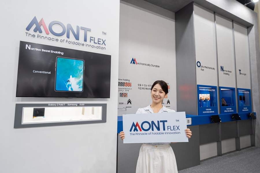 ▲ 모델이 'K-디스플레이 2025' 삼성디스플레이 부스에서 폴더블 브랜드 'MONTFLEX™'(몽플렉스)를 소개하는 모습ⓒ삼성디스플레이