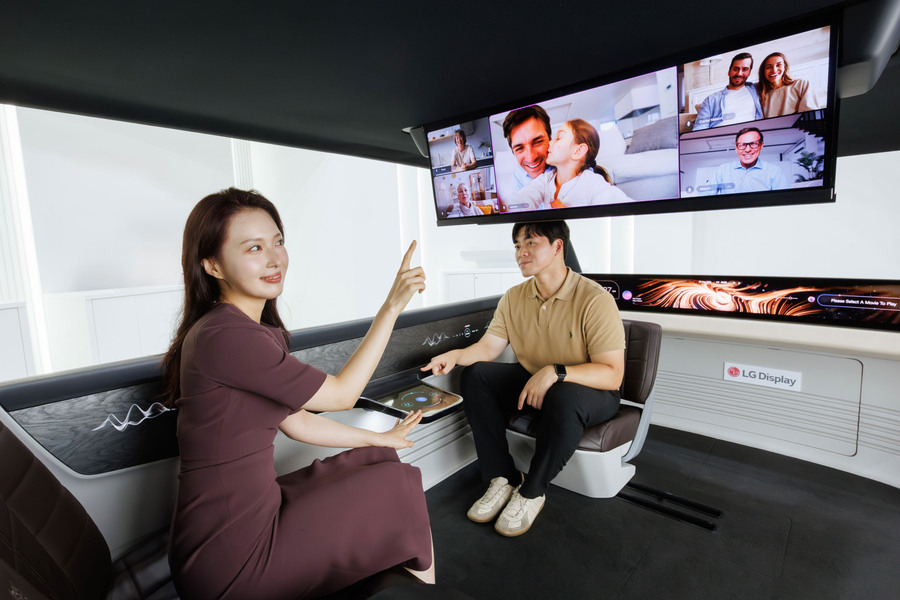 ▲ 7일 서울 코엑스에서 열린 'K-디스플레이 2025' 전시회에서 LG디스플레이 임직원이 차량용 디스플레이를 소개하고 있다.ⓒLG디스플레이