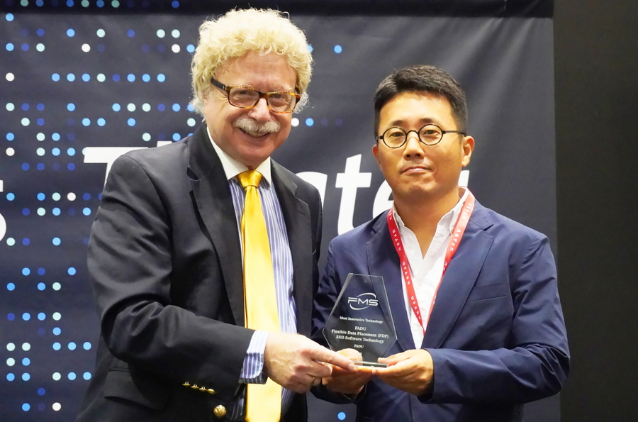 ▲ 세계 최대 규모 메모리 및 스토리지 기술 전시회 'FMS 2025' 에서 파두가 ‘최고 혁신 기술상(Most Innovative Technology)’을 수상했다. (왼쪽부터) FMS 2025  ‘베스트 오브 쇼 어워즈’ 시상 프로그램 제이 크레이머 위원장, 파두 이지효 대표ⓒ파두