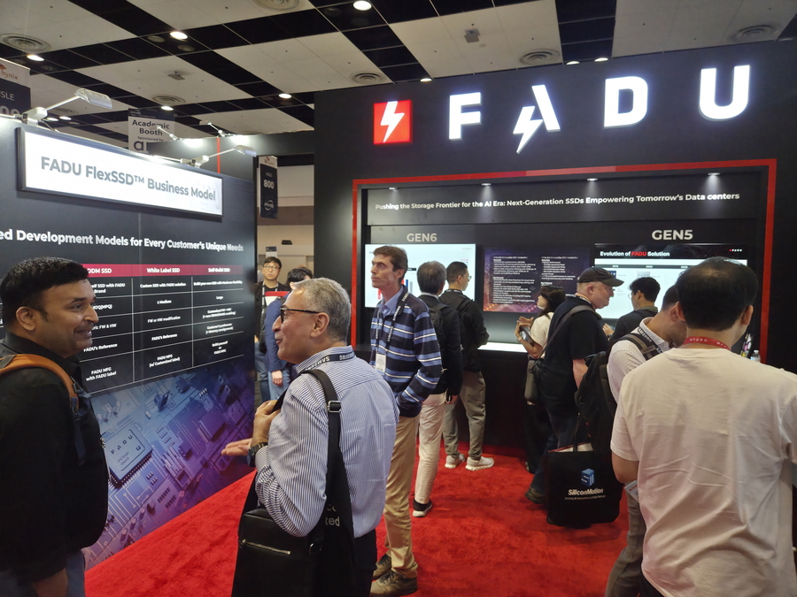 ▲ 세계 최대 규모 메모리 및 스토리지 기술 전시회 ‘FMS 2025(Future of Memory and Storage)’에서 관람객들이 파두 전시부스를 둘러보고 있다.ⓒ파두