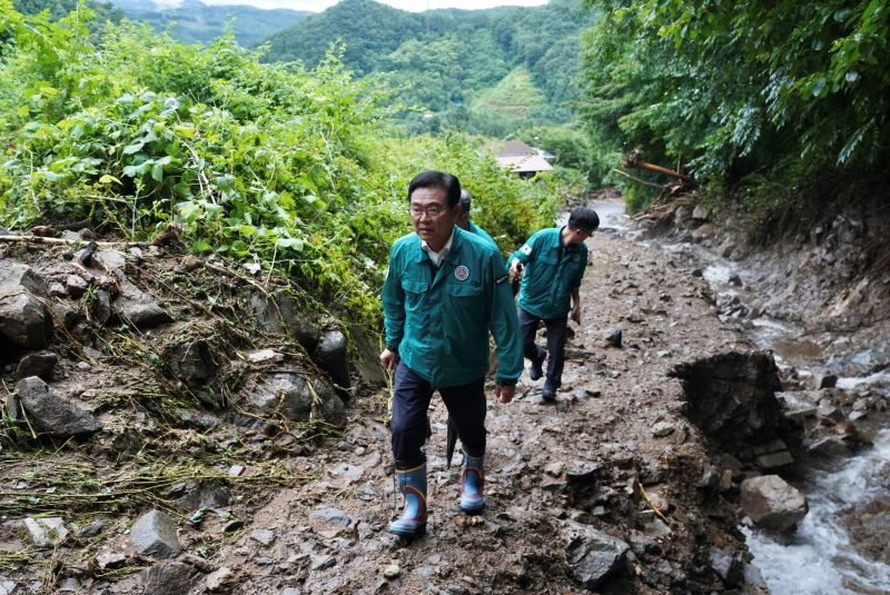 ▲ 김석필 천안시장 권한대행 부시장이 호우피해 지역을 점검하고 있다.ⓒ천안시