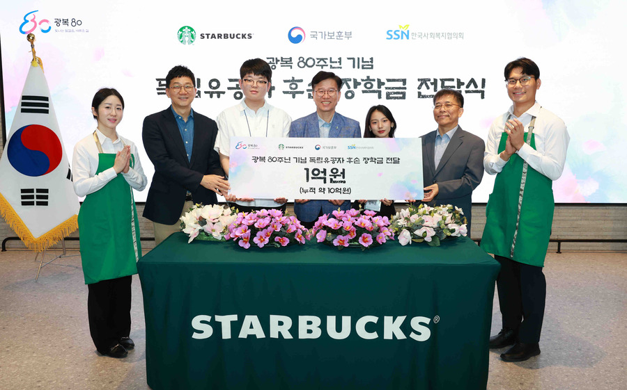 ▲ 7일 스타벅스 지원센터에서 열린 독립유공자 후손 장학금 전달식에서 (왼쪽부터)스타벅스 정윤조 운영담당, 독립유공자 후손 대표 이서진 학생, 국가보훈부 최병완 복지증진국장, 독립유공자 후손 대표 임하은 학생, 한국사회복지협의회 조남권 사무총장이 기념사진을 찍고 있다.ⓒ스타벅스 코리아