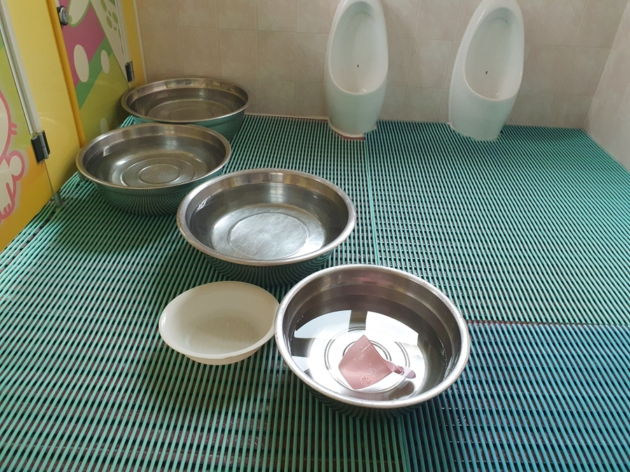 ▲ 증평 수돗물 단수사태로 사흘 만에 복구됐지만 7일 오전까지 수돗물이 제대로 공급되지 않고 있다. 사진은 증평 충청어린이집이 원생들의 용변 처리를 위해 인근 논에서 받아다 놓은 물.ⓒ사진 충청어린이집