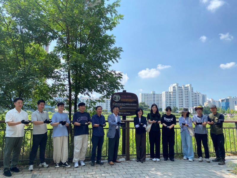 ▲ 멸종위기 야생생물 2급인 ‘가시연’의 복원과 서식지 확대를 위해 직산읍 삼은저수지에서 식재에 앞서 참석자들이 기념촬영을 하고 있다.ⓒ천안시