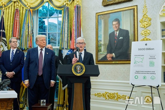 ▲ 도널드 트럼프 미국 대통령이 백악관 오벌오피스에서 팀 쿡 애플 CEO의 발언을 듣고 있다. 250806 AP/뉴시스. ⓒ뉴시스