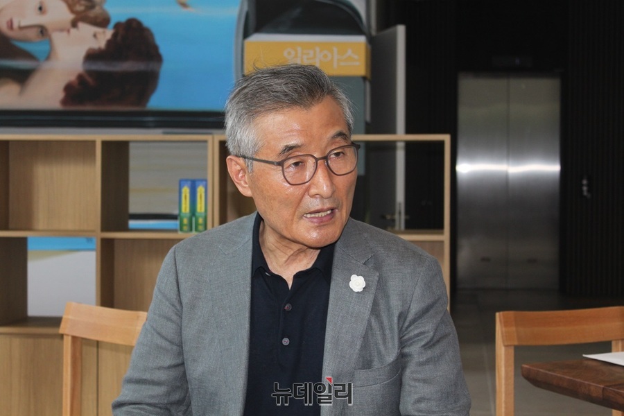 ▲ 충북 보은 출신의 김상문 ㈜아이케이 회장이 자신의 고향에 200억 원을 들여 건립하는 복합문화공간 ‘제산(霽山)컬쳐센터(JESAN CULTURAL CENTER)’에서 오는 15일 준공식을 앞두고 뉴데일리와 인터뷰를 하고 있다.ⓒ김정원 기자