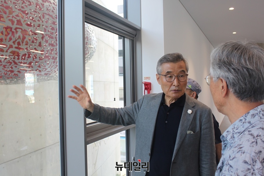 ▲ 서용 동덕여대 교수가 만든 천상언어 중 ‘탄생’ 작품. 보은에 제산컬쳐센터가 개관하면서 보은의 문화를 새롭게 깨어나길 바라는 이미지를 작품에 담았다. 김상문 회장이 오는 15일 준공을 앞두고 조연환 이사장에게 작품에 관해 설명하고 있다.ⓒ김정원 기자