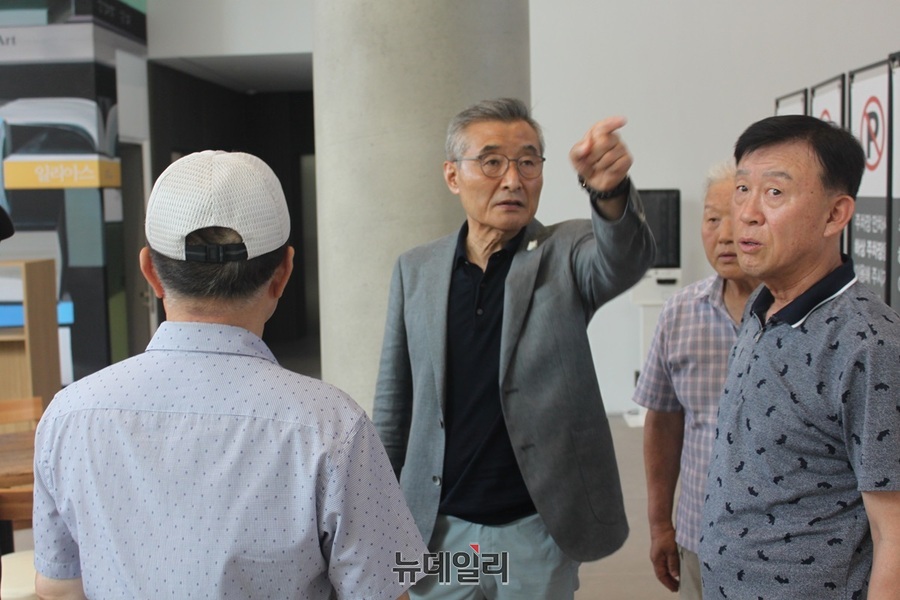 ▲ 김상문 회장이 오는 15일 준공식을 앞두고 보은 ‘제산컬쳐센터(JESAN CULTURAL CENTER)’를 점검하고 있다.ⓒ김정원 기자