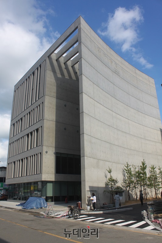 ▲ 제산컬쳐센터는 지상 4층, 지하 1층 건물로 책꽂이를 연상케 하는 독특한 디자인으로 건립됐다. 이은석 경희대 교수가 설계한 제산컬처센터는 음양의 조화, 지성과 감성의 공존 등 조화와 공존에 중점을 두고 디자인했다.ⓒ김정원 기자