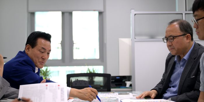 ▲ 백성현 논산시장(왼쪽)이 최근 국토교통부 철도국을 방문해 호남선 고속화 건설사업과 관련한 지역 주민 의견을 전달하고 있다.ⓒ논산시