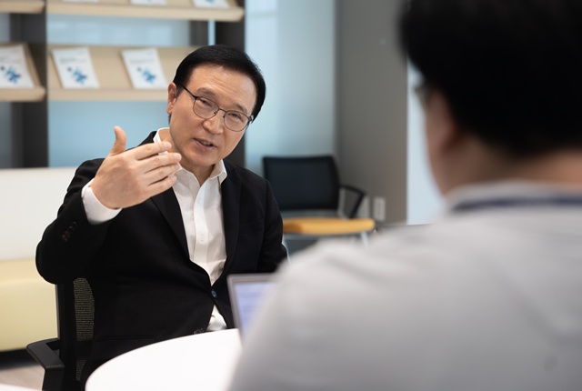 ▲ 임태희 경기도교육감이 7일 도교육청에서 출입기자들과 만나 '학교급식 식재료 구매방식'에 대해 설명하고 있다. ⓒ경기도교육청 제공
