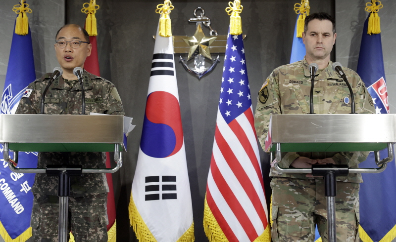 ▲ 이성준 합동참모본부 공보실장과 라이언 도널드 한미연합사 공보실장이 6일 서울 용산구 합동참모본부에서 2025년 한미 자유의 방패(FS) 연합연습 실시 브리핑을 하고 있다. ⓒ뉴시스