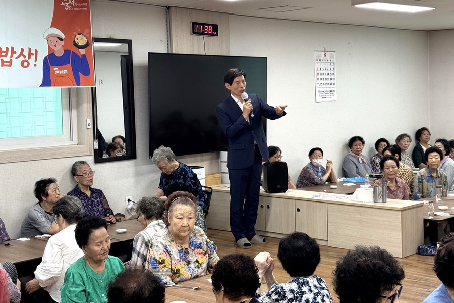 ▲ 대구 달서구(구청장 이태훈)는 지난 6일, 은하수마을 및 성서종합사회복지관 개관 30주년을 기념하여 성서종합사회복지관(관장 김병우)과 함께 ‘2025 시원한 여름나기 프로젝트 건강한 여름밥상 나눔’ 행사를 성황리에 펄쳐졌다.ⓒ달서구