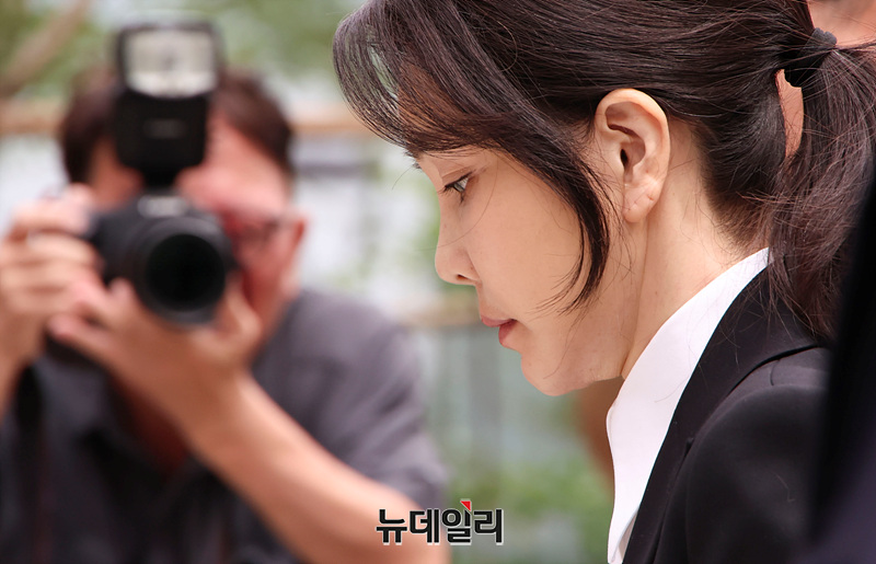▲ 윤석열 전 대통령 배우자 김건희 여사가 지난 6일 오전 서울 종로구 KT광화문빌딩 웨스트에 마련된 민중기 특별검사팀 사무실에 피의자 신분으로 출석하고 있다. ⓒ서성진 기자