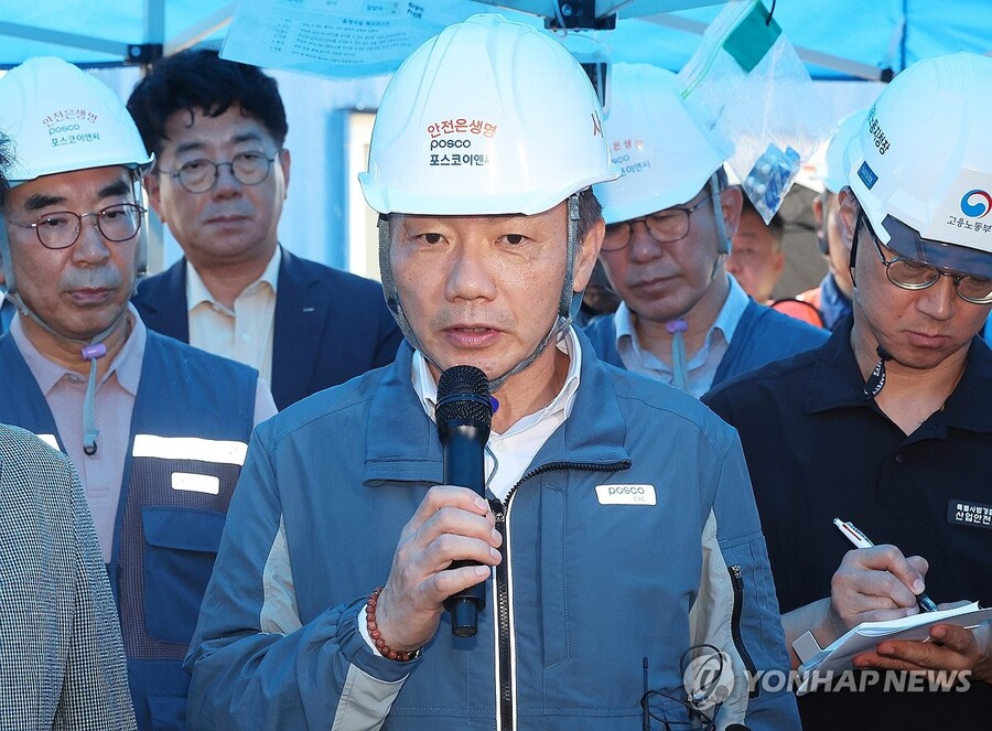 ▲ 송치영 포스코이앤씨 사장이 경기 광명시 고속도로 건설공사 현장에서 더불어민주당 을지로위원회 위원들의 질의에 답하고 있다. ⓒ포스코이앤씨