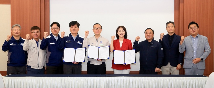 ▲ 사진 왼쪽 네번째부터 현대제철 SHE(안전‧보건‧환경)본부장 고흥석 전무, 현대로템 경영지원본부장 김익수 전무, 동아오츠카 마케팅본부장 이진숙 전무, 고용노동부 천안지청 산재예방지도과 강동섭 과장).ⓒ현대제철