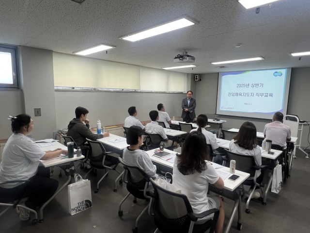 ▲ 7일 경기도장애인체력인증 수원센터 2층 회의실에서 열린 경기도장애인체육회 2025년 상반기 전임체육지도자 직무교육 모습. ⓒ경기도장애인체육회 제공