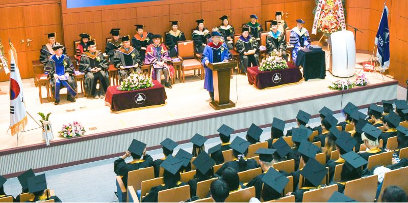 ▲ 백석문화대 이경직 총장이 조기취업형계약학과 학위수여식에서 졸업생들에게 축하 메시지를 전하고 있다.ⓒ백석문화대