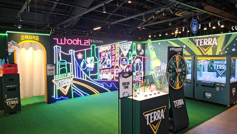 ▲ 하이트진로는 부산 밀락더마켓 2층에 ‘테라’ 브랜드 체험 공간 ‘두껍더마켓’을 마련해 네온 포토존, 쏘맥자격증 체험존, 경품 이벤트 등을 9월 30일까지 운영한다.ⓒ하이트진로