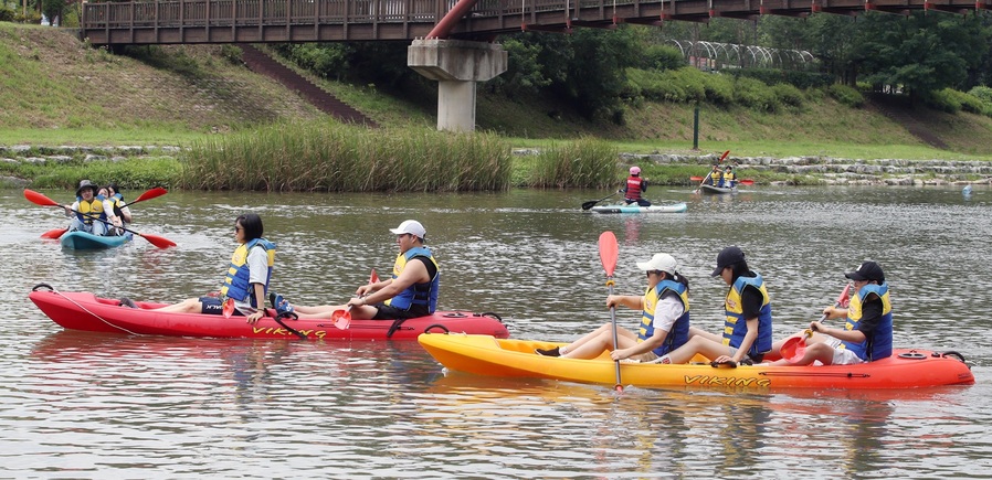 ▲ 청주시는 여름철 무더위를 시원하게 날려줄 ‘옥화구곡 유유자적 카약 체험행사’ 운영을 본격적으로 시작했다. ⓒ청주시