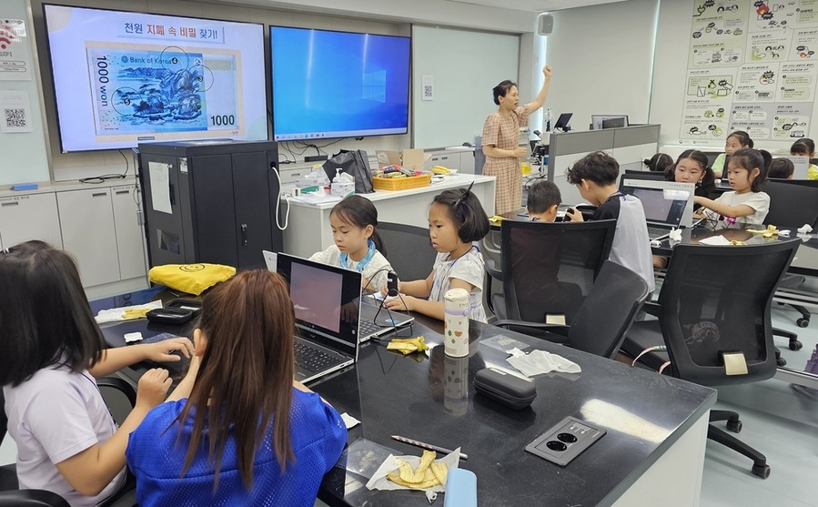 ▲ 창의융합교육원, ‘과학교육체험관 특별프로그램’ 운영 - 디지털 현미경으로 지폐를 관찰하는 모습ⓒ광주시교육청 제공