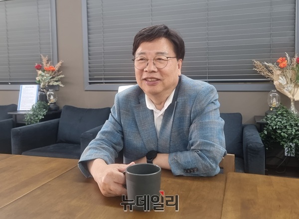 ▲ 권선택 전 대전시장이 뉴데일리와 인터뷰를 하고 있다.ⓒ김경태 기자