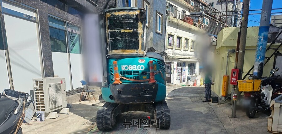 ▲ 한국수자원공사가 진행중인 울릉도 노후상수관망 정비 공사 현장서 작업자 간 소통 부재에 따른 통행객의 불편이 가중되고 있어 논란이다.ⓒ뉴데일리