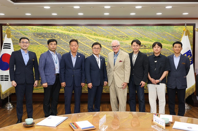 ▲ 송호준 경주시 부시장(왼쪽 네 번째)이 지난 6일 시청 대외협력실에서 데이빗 로든 경북도 투자유치 홍보대사(왼쪽 다섯 번째)와 간담회를 가진 뒤 관계자들과 기념촬영을 하고 있다.ⓒ경주시