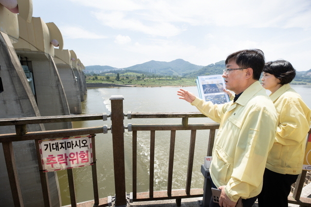 ▲ 김성환 환경부 장관이 지난 7월 24일 세종 세종보, 충남 공주보, 충남 백제보를 찾아 4대강 재자연화 검토를 위한 현장을 살펴보고 있다. ⓒ뉴시스