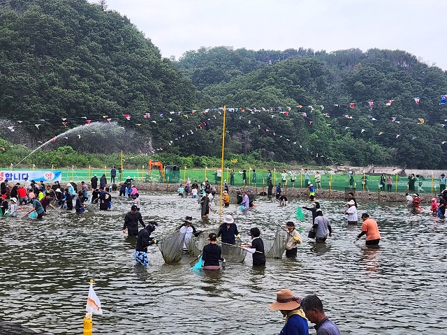 ▲ 영덕 황금은어축제에서 참가자들이 반두잡이를 즐기고 있다.ⓒ영덕군