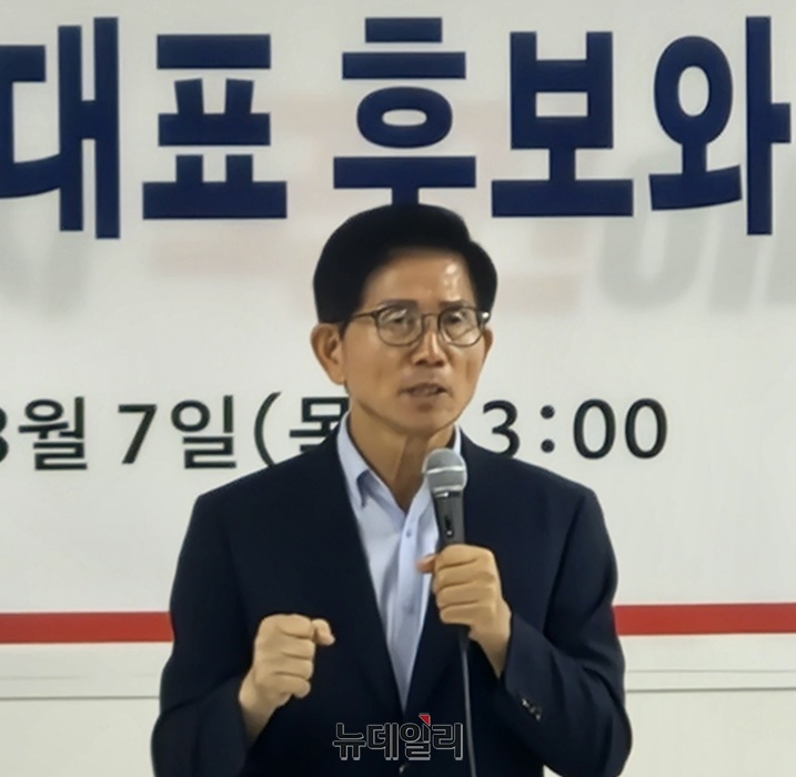 ▲ 김문수 국민의힘 당대표 후보가 7일 충북 도당에서 열린 간담회에서 “이재명 대통령의 총통 독재에 맞설 수 있는 유일한 세력은 국민의힘”이라고 밝혔다. ⓒ양승갑 기자