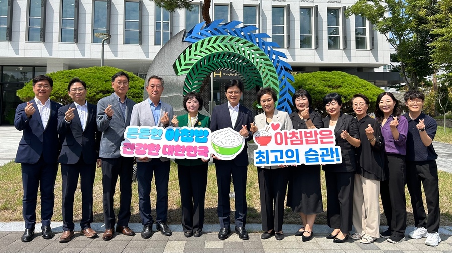 ▲ 경북농협(본부장 최진수)과 경북여성단체협의회(회장 이복선)는 7일 범국민 아침밥 먹기 실천 문화 확산을 위한 업무협약(MOU)을 체결하고 아침밥 먹기 홍보대사 위촉식을 가졌다ⓒ경북농협