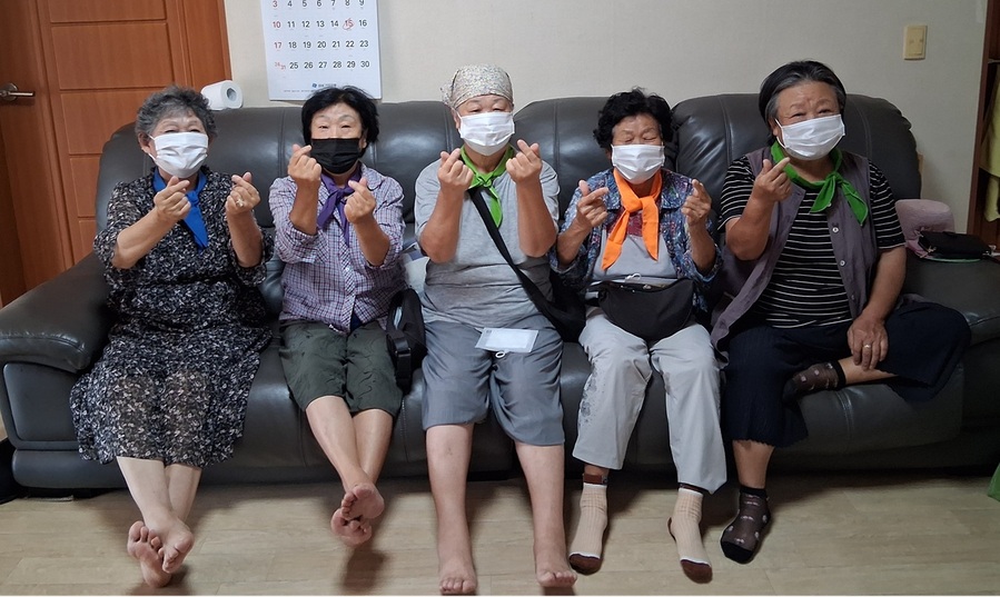 ▲ 괴산군노인맞춤돌봄센터가 청안면을 방문해 어르신들에게 쿨스카프 등 폭염 대비 물품을 전달하고 있다.ⓒ괴산군