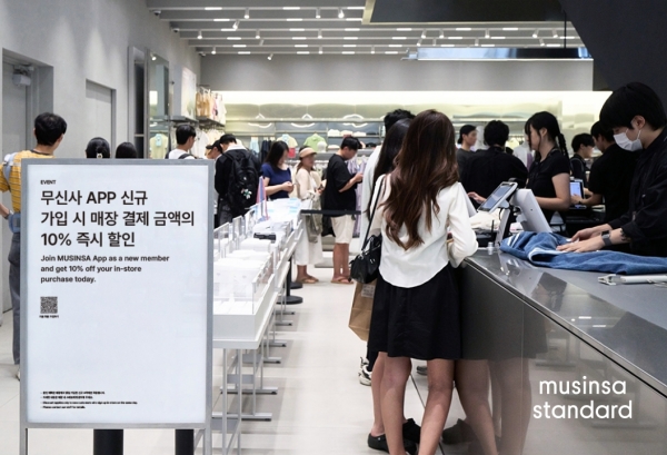 ▲ 무신사 스탠다드 성수점에서 고객들이 상품 결제를 위해 줄 서있는 모습ⓒ무신사
