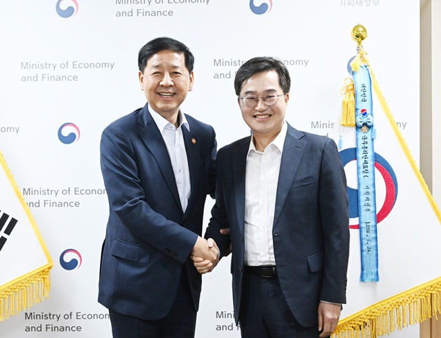 ▲ 김동연 경기도지사(오른쪽)가 지난 7일 정부서울청사에서 구윤철 경제부총리를 만나 기념촬영을 하고 있다. ⓒ경기도 제공