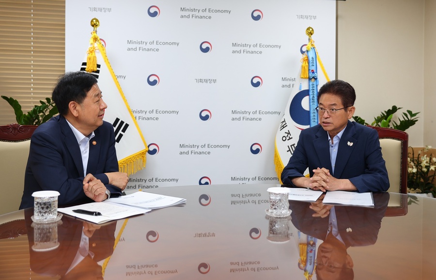 ▲ 이철우 경상북도지사(오른쪽)는 지난 7일 정부서울청사에서 구윤철 경제부총리를 만나 경북의 지속 가능한 미래를 위한 4대 핵심 국가 투자 예산사업의 국비 지원을 건의했다.ⓒ경북도