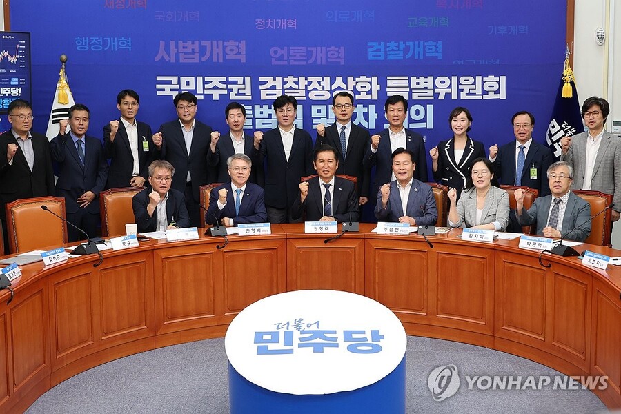 ▲ 지난 6일 서울 여의도 국회에서 열린 '더불어민주당 국민주권 검찰정상화 특별위원회' 출범식에서 정청래 대표와 민형배 위원장, 주철현 부위원장, 김남준 변호사, 서보학 교수 등 위원들이 검찰개혁 완수를 다짐하며 기념촬영 하고 있다. ⓒ연합뉴스 제공