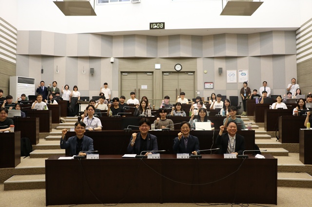 ▲ 김태형 경기도의회 의원, 정한규 경기도 첨단모빌리티산업과장, 배수문 차세대융합기술연구원 부원장 등 관계자들이 8일 차세대융합기술연구원에서 열린 '2025 경기도 미래모빌리티 소프트웨어 전문인력 양성 교육'의 입교식에서 기념촬영을 하고 있다. ⓒ차세대융합기술연구원 제공