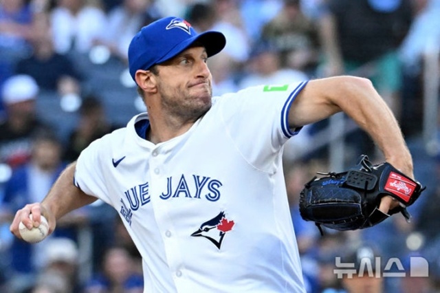 ▲ 토론토 블루제이스의 맥스 슈어저가 캐나다 온타리오주 토론토의 로저스 센터에서 열린 2025 MLB 뉴욕 양키스와의 경기에 선발 등판해 역투하고 있다. 250722 AP/뉴시스. ⓒ뉴시스