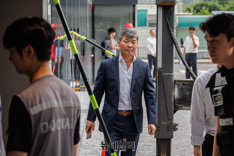 ▲ 이종호 전 블랙펄인베스트 대표가 지난달 21일 오전 서울 종로구 KT광화문빌딩에 마련된 윤석열 전 대통령의 부인 김건희 여사 관련 의혹 특별검사팀 사무실에 출석하고 있다. ⓒ서성진 기자