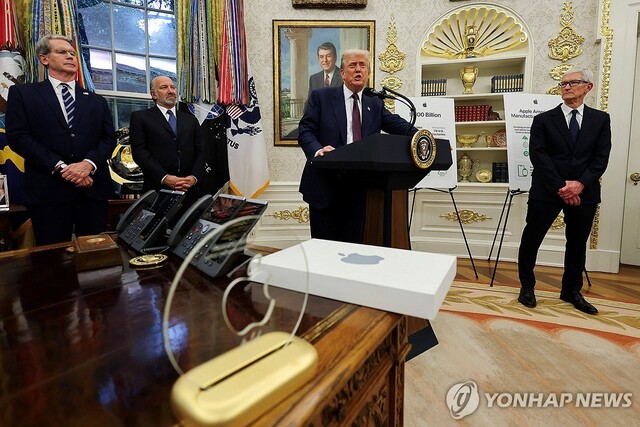 ▲ 지난 6일(현지시각) 미국 워싱턴 D.C. 백악관에서 열린 애플의 대미 투자 계획 발표 행사에서 도널드 트럼프 대통령(사진 가운데)이 연설을 하고 있다. 그의 뒤에 스콧 베센트 재무부 장관(사진 왼쪽)과 하워드 러트닉 상무부 장관이 나란히 서 있다. 출처=로이터ⓒ연합뉴스