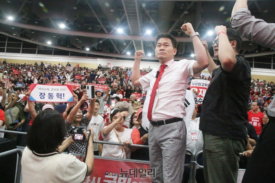 ▲ 전한길씨가 무대 뒤에 마련된 연단에 올라 당원들과 함께 “배신자”라며 손을 들어 함께 외치고 있다.ⓒ뉴데일리