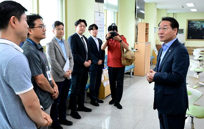 ▲ 유정복(맨 오른쪽) 인천시장이 8일 인천시 옹진군 연평면 사무소를 방문, 직원들을 격려하고 있다.ⓒ인천시 제공