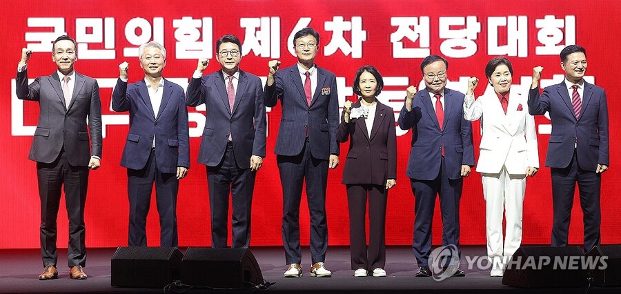 ▲ 국민의힘 최고위원 선거에 출마한 김민수·김근식·신동욱·손범규·최수진·김재원·양향자·김태우(왼쪽부터) 후보가 8일 대구 북구 엑스코에서 열린 국민의힘 제6차 전당대회 대구·경북 합동연설회에서 단체 사진 촬영을 하고 있다. ⓒ연합뉴스